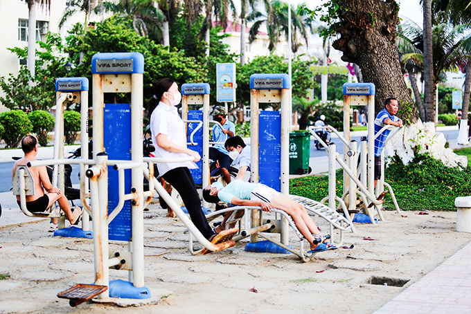 images5399636_nguoi_dan_pho_bien_voi_thoi_quen_tap_the_duc_nang_cao_suc_khoe.jpg
